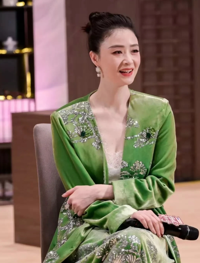 蒋欣连开玩笑都在注重自己仪容仪表，简直比眉姐姐还端庄优雅，坐姿从来都是亭亭玉立，
