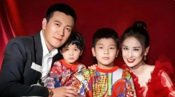黄圣依净身出户，离婚了。

黄圣依与杨子的离婚，以“净身出户”的姿态娱乐圈，她放