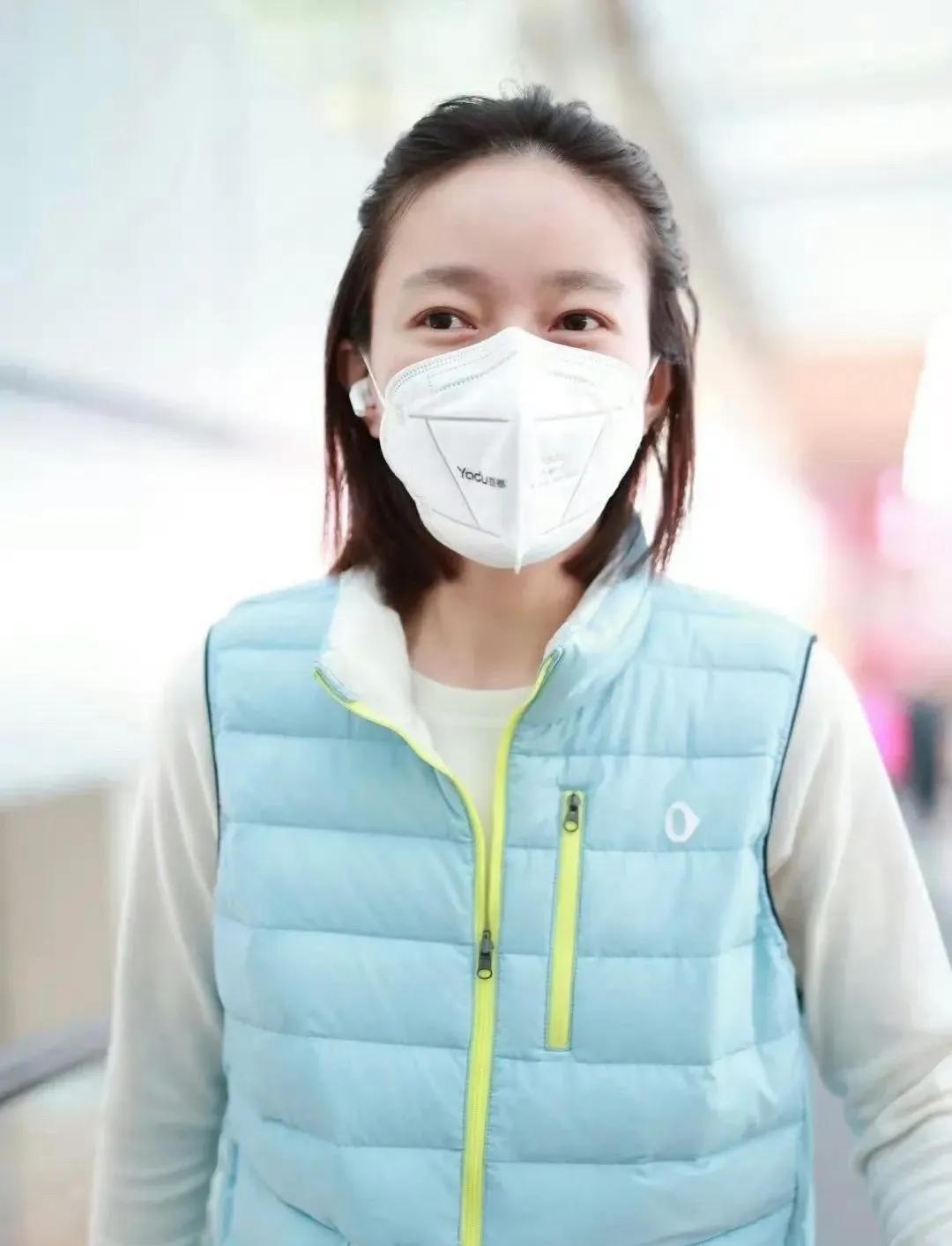 焦俊艳是女明星里难得活出了自我的明星，纯素颜一点妆容都不带的样子仿佛清水出芙蓉，