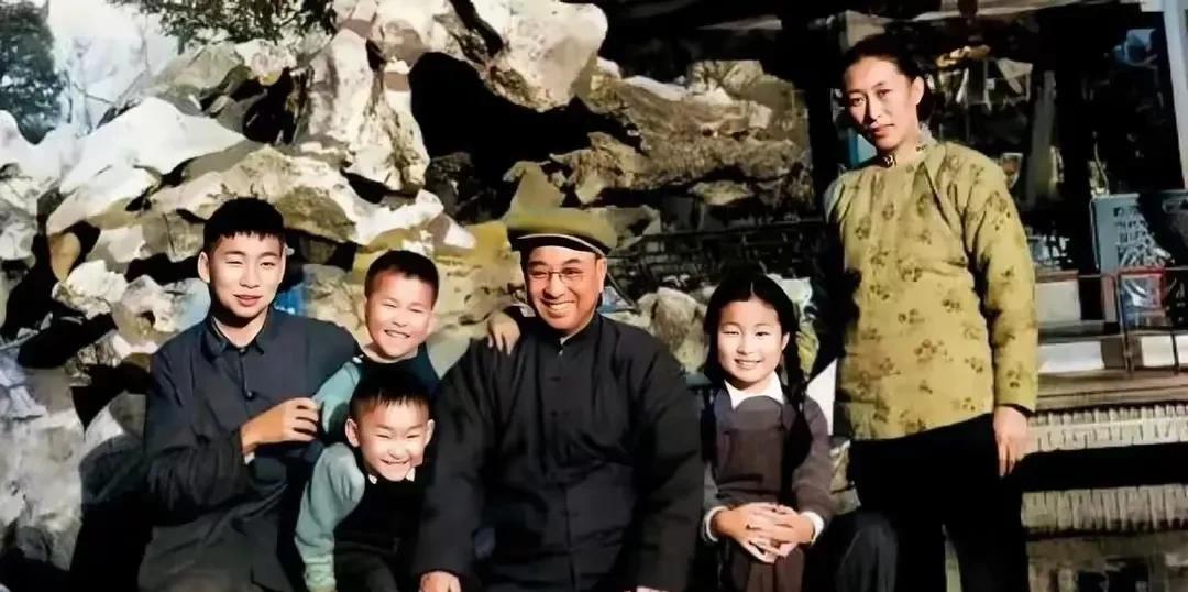 1960年底，北京的天气又湿又冷，陈赓的身体越来越不好。傅涯说：一起去上海吧！