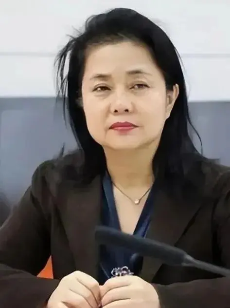 海南“女虎”翻车落马，曾是电视台主持人，不仅贪财还极其好色！