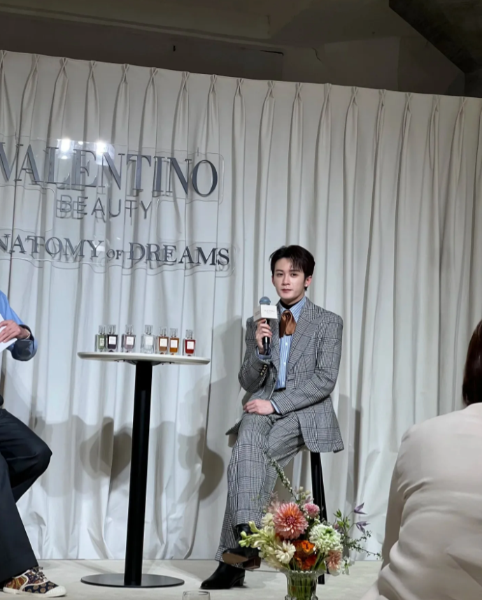 线下活动看到檀健次了，本人太精致了，脸又小又白，五官特别精致，穿着一身复古格子西