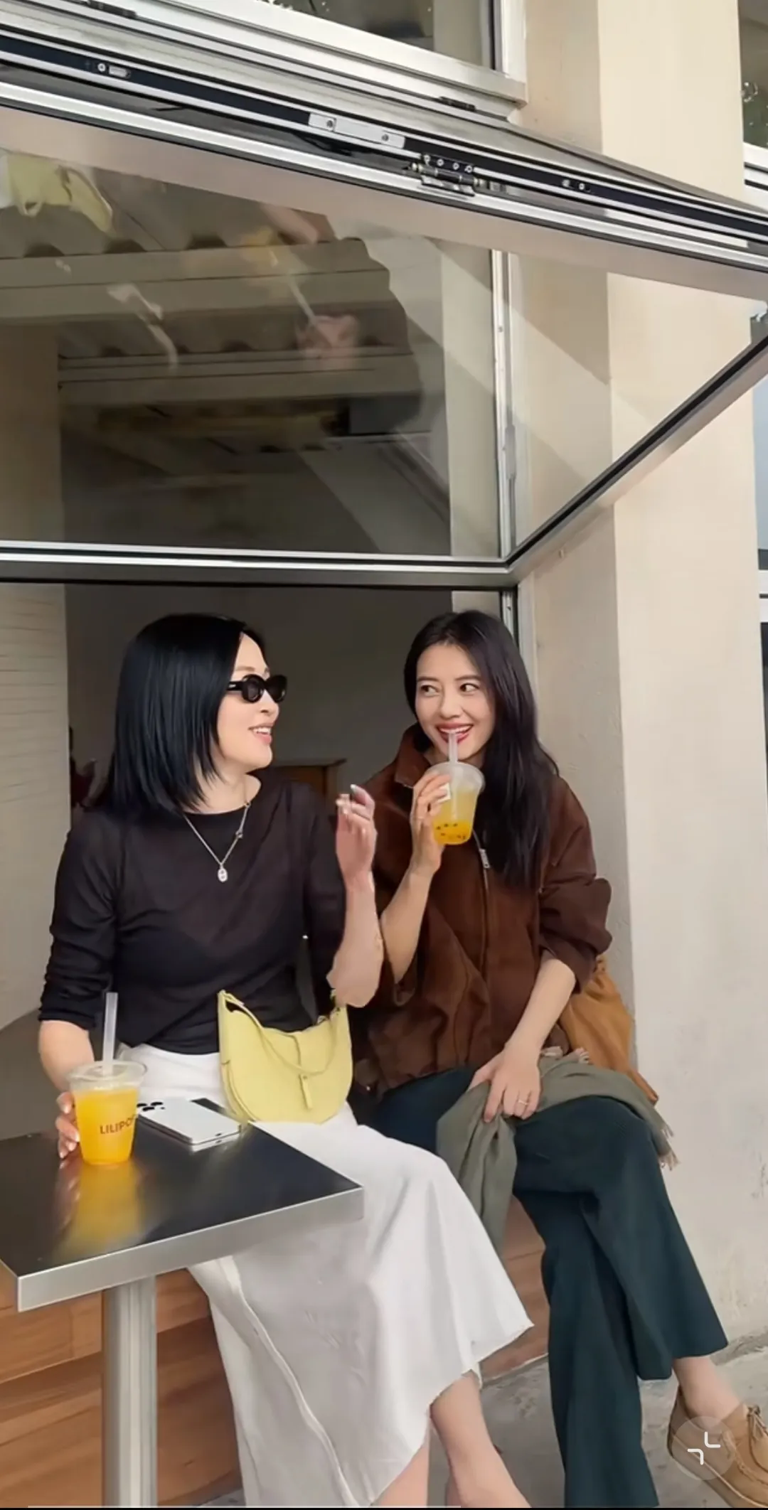 高圆圆这帽子颜色真好看，和裤子很搭
