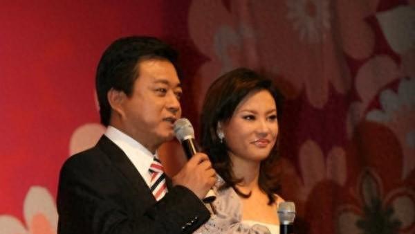央视最苦命女主持，丈夫诈骗入狱，男友被判死缓，至今47岁无人娶