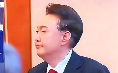 尹锡悦最新消息，这是要彻底凉凉了。

尹锡悦出席2月13日宪法法院第8轮弹劾辩论