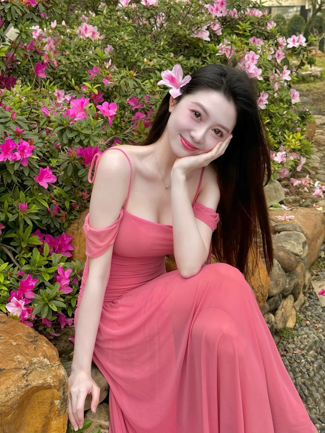 关于跟花花拍照穿什么🌸
纯色的裙子和花花拍照真的很出片
姐妹们可以参考下，粉、