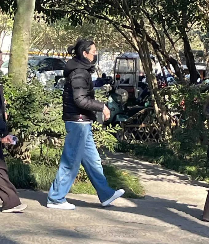 杭州灵隐寺看到向佐和郭碧婷。
当天向佐的一身搭配像是郭碧婷所为，简单扎个小辫子，