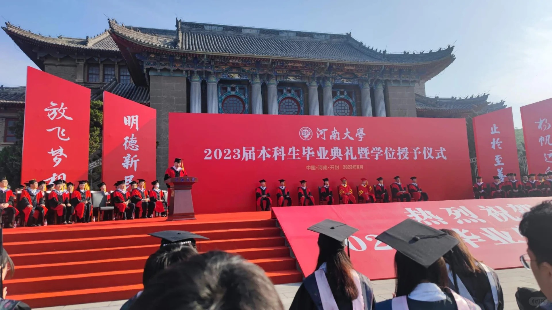 没有好好拍过你，因为我以为你一直会在
“咱们美术学院的院徽为什么长得像一个三角？