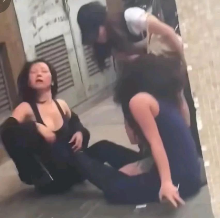 为什么现在当街打架的都是女人，打架的时候也不管自己穿着什么衣服
她们打完架，居然