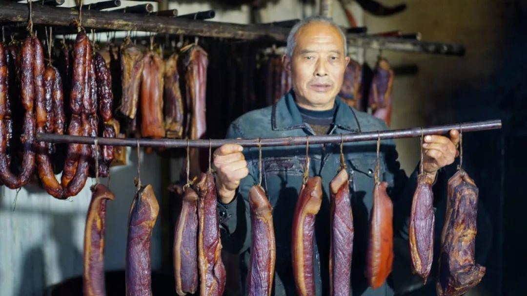 重庆农村老人做香肠腊肉40年，住漂亮的乡间别墅