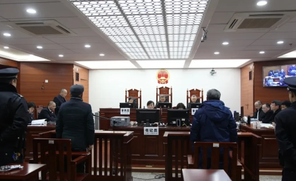 有一个网友写了他的朋友也是一个法官，谈杀害女法官这件事，他首先感到这个事很震惊，