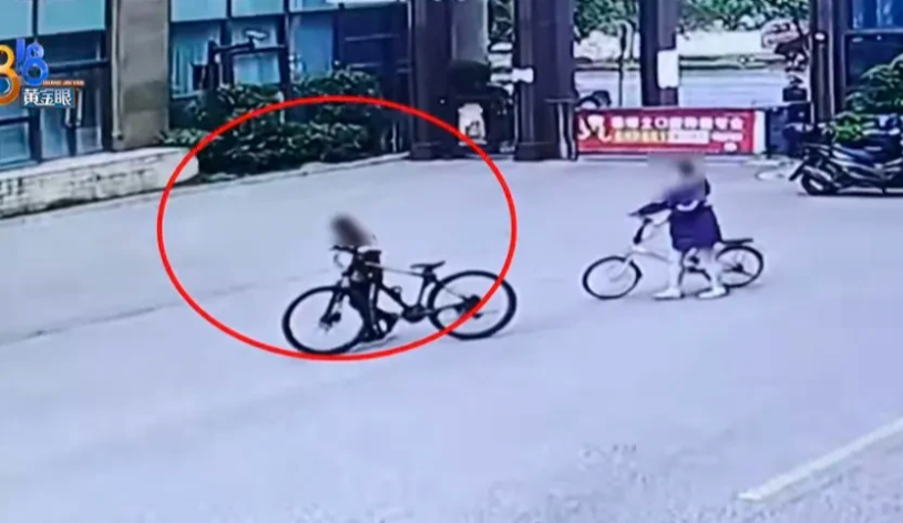 浙江嘉兴，小伙发现他花1500元买的自行车丢了，找到时，车有多处损坏，骑行包也不