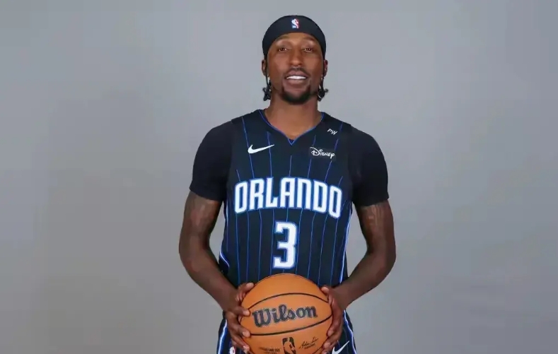 波普打了12个赛季到底赚了多少钱？

第一份，4年赚  1199万美元，活塞队