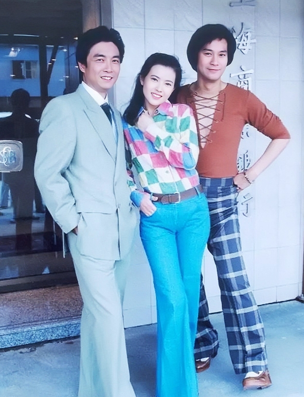 刘松仁、蓝洁瑛、郑少秋三人的珍贵合影。镜头下的蓝洁瑛面容清秀，娇俏可人，青春靓丽