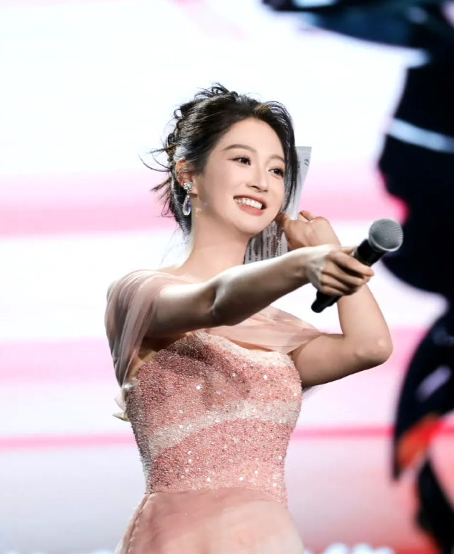 她如果去央视当主持人，估计马凡舒就会被取代了，感觉她比马凡舒青春靓丽，端庄大气，