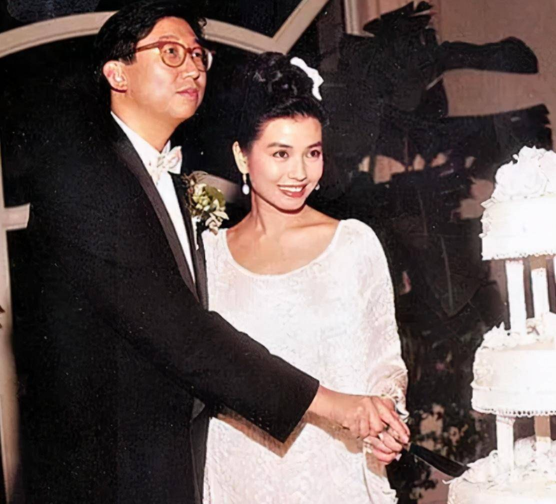 2007年，钟楚红的丈夫去世，在葬礼上，钟楚红倒在周润发怀里，失声痛哭，悲怆不已
