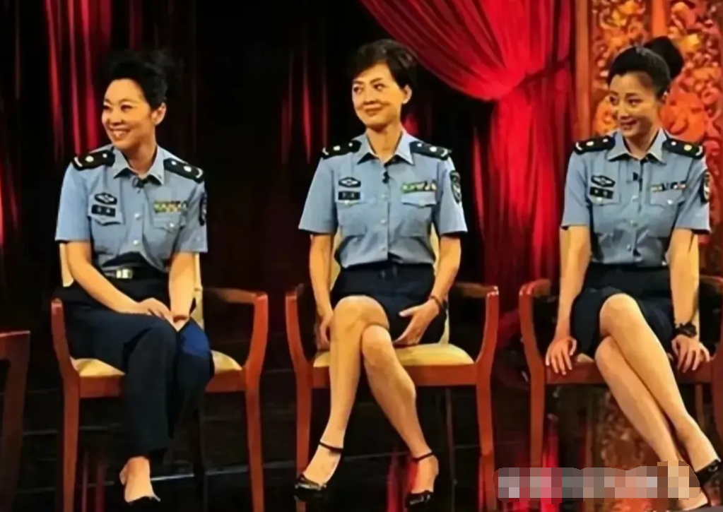 再普通的女人，穿上军装也能增添几分漂亮。更何况阎妮、牛莉、殷桃这样的美女，更是让