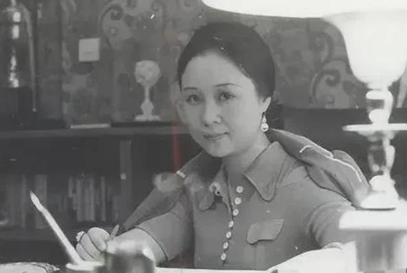 才华横溢的琼瑶才女一生真不容易！
 
人生就是一场戏，她酸甜苦辣都品过，但是琼瑶