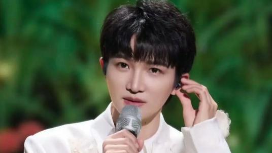 周深伦敦演唱会取消，泪洒舞台道歉！粉丝暖心支持：我们等你回来