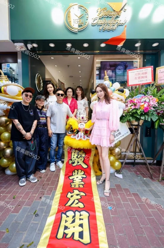 熊黛林跟老公郭可颂的新店开业全家总动员，大姑姐郭可盈也罕见现身！
熊黛林不愧是超