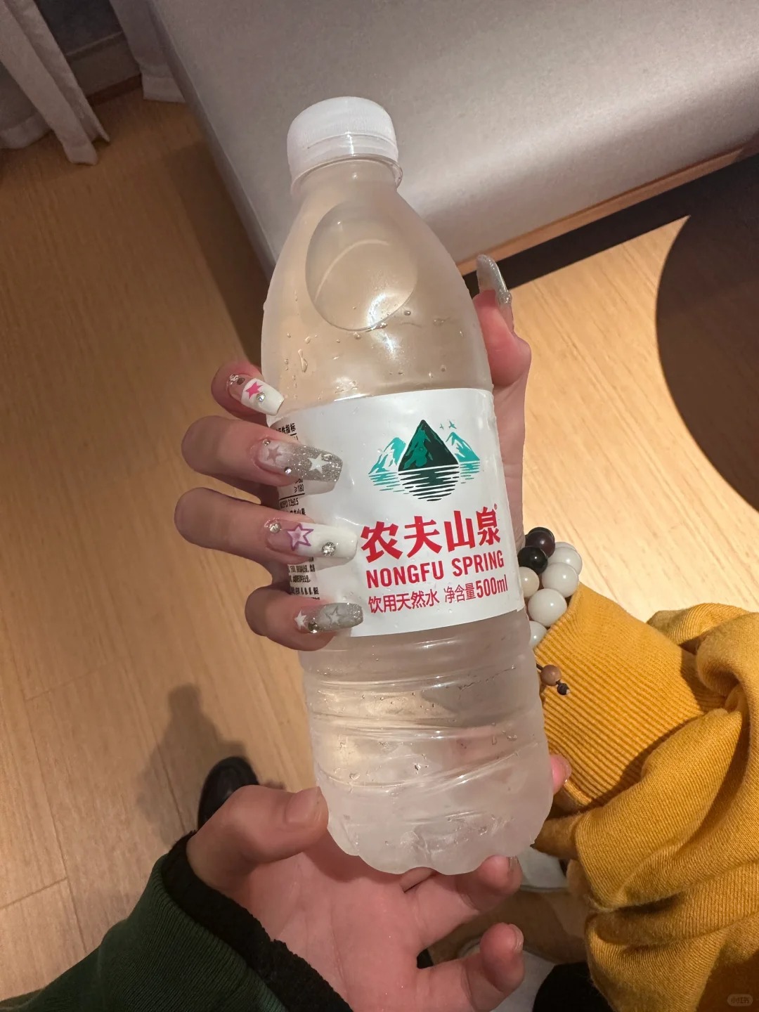 这个农夫山泉为什么是白的
换包装吗