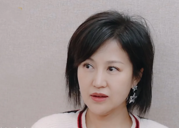 陈乔恩问鲍蕾:“陆毅哥跟那么多女演员演戏，曹蕾姐会有危机感吗？”鲍蕾肯定地说:“