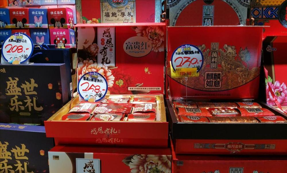 今年中秋节，出现了一些反常的现象：
1.送礼方式发生变化：
- 今年中秋节，买月
