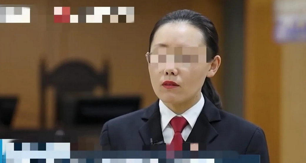 这个法官火了！江苏，一大妈去篮球场捡矿泉水瓶，被一打球的少年撞翻在地，构成九级伤