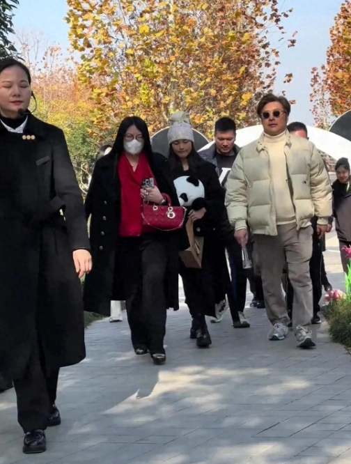 最近有网友偶遇李湘、王岳伦带着女儿王诗龄在岳阳游玩呢！许久不见，15 岁的王诗龄