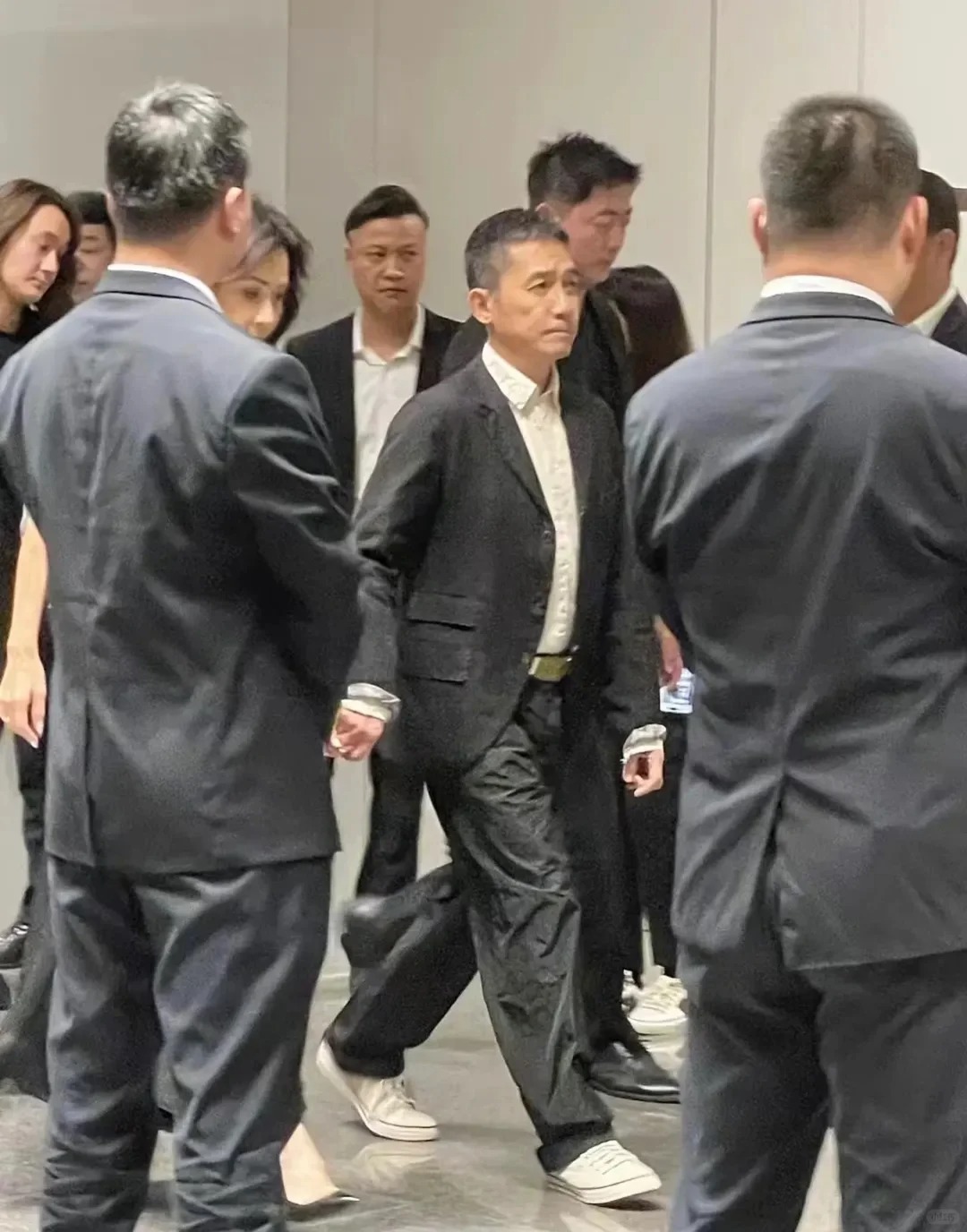 61岁的梁朝伟牵着58岁刘嘉玲，浪漫不减当年
真夫妻真的好磕。爱情长跑这么多年，