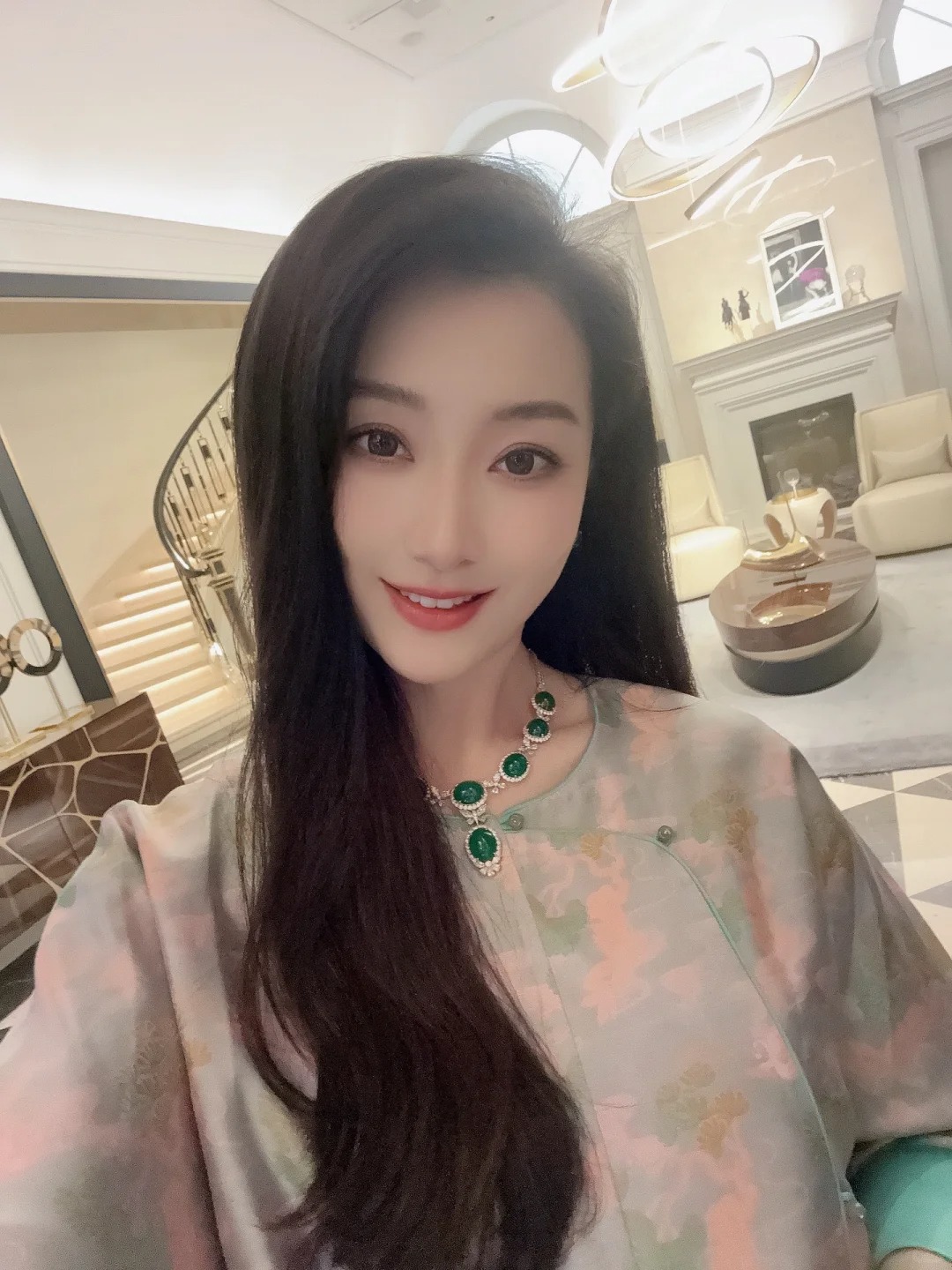 富贵迷人眼的翡翠 只入一件该买什么
最近在朋友那看了好多美货
有色的醒目  💚