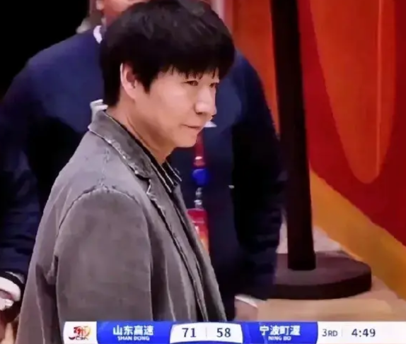 邱彪这回真发飙了，一改往日的儒雅形象，也口吐芬芳了。
究竟什么情况，让一位不爱发