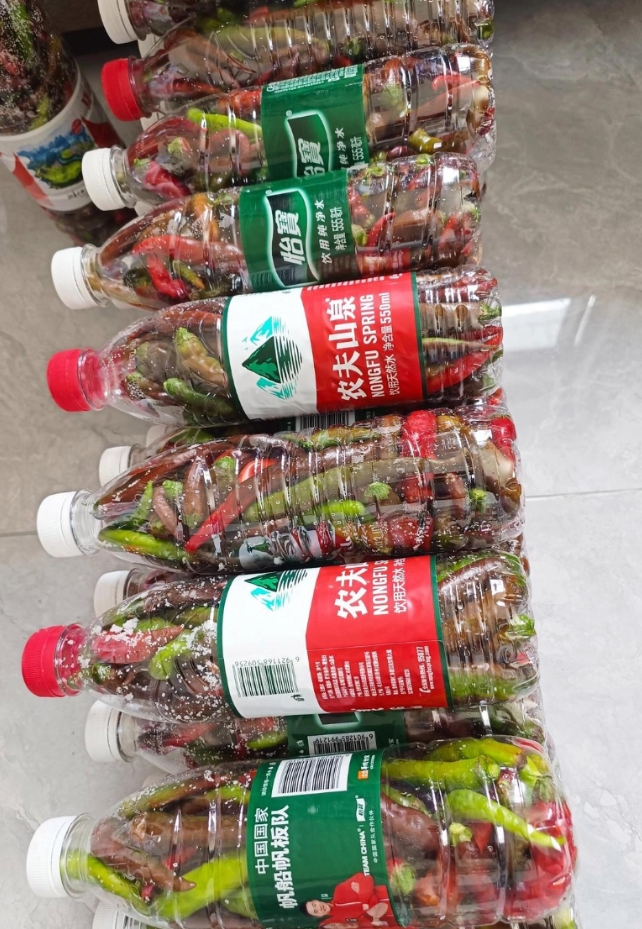 我妈把吃不完的辣椒🌶这样保存，想法太奇特了！哈哈哈哈 [大笑][大笑][大笑]