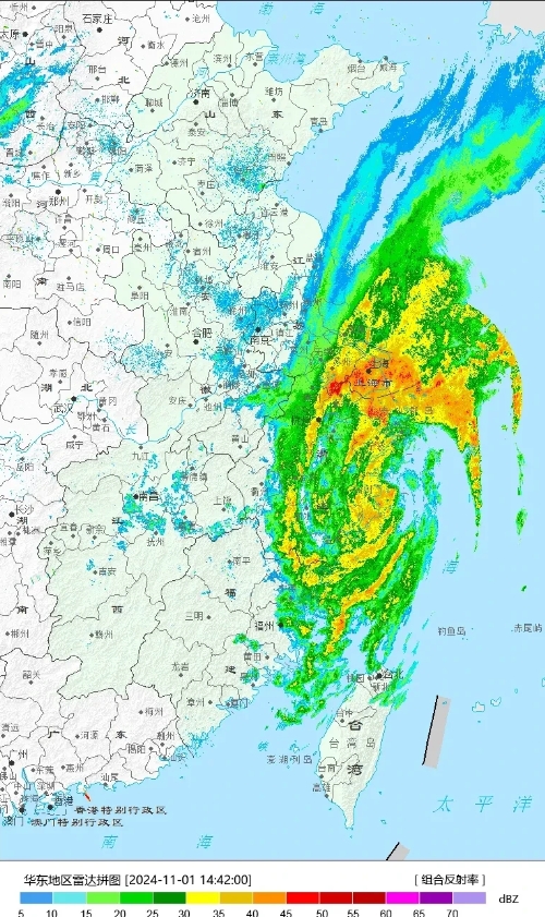 台风康妮，开始变性了，冷空气正在渗入整个江浙沪，

进入台风康妮的核心环流之中，