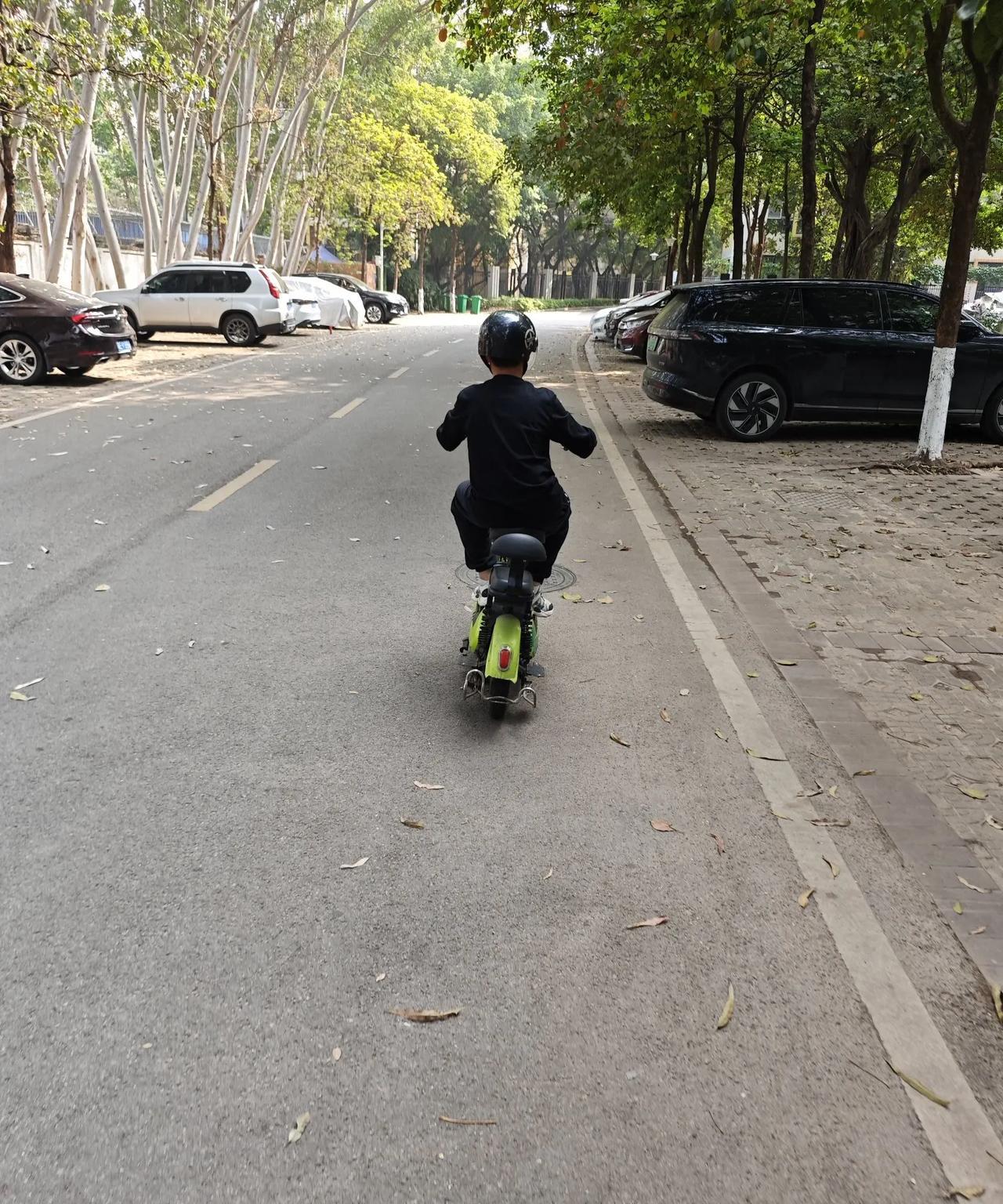 儿子今天学会骑电动车了，很开心。从开始学习到现在练习了3次，每次差不多半个小时。