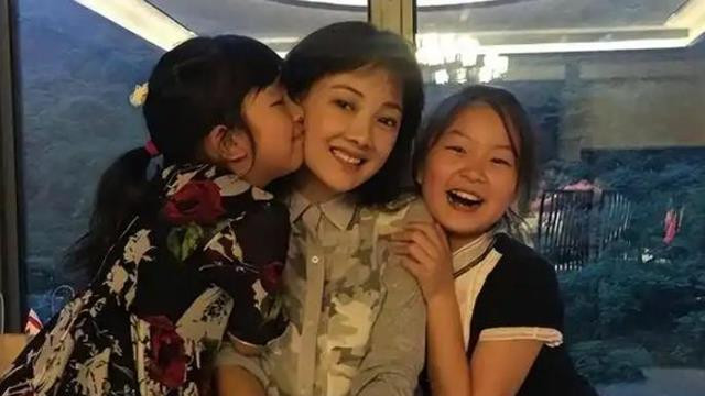 52岁牛莉疑官宣离婚，和刘亚东最后合影曝光，知情人曝原因！