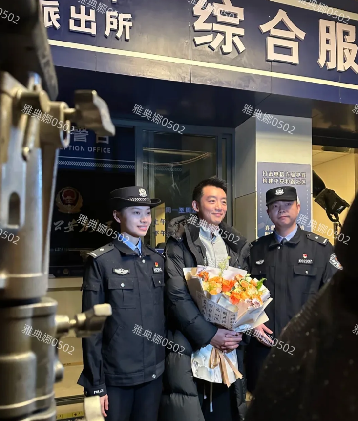 郑恺新戏杀青，38岁的他也明显老了，脸发腮大了一圈，眼角也有了皱纹。
他老婆苗苗