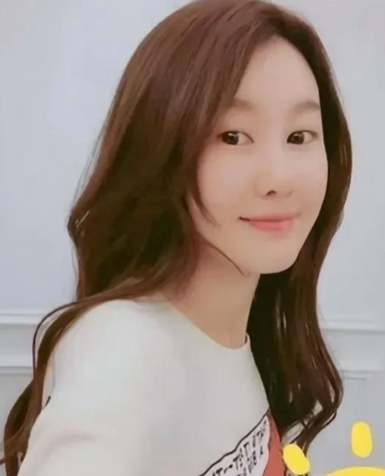 王宝强和女友冯清近况曝光！
近日，有狗仔拍到王宝强和女友冯清晚上和朋友聚会，冯清