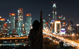 他们说我跟顾璟不匹配但陆璟每一次听见这话都会反驳回去，  直到顾璟生日那天他搂着一名女生正打算接吻。