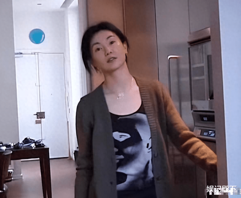 60岁张曼玉“杀”回来了，增肥后气质大变，打扮朴素但脸堪称奇迹