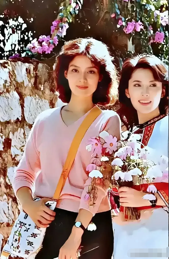 潘虹老师年轻时太漂亮了，纯纯正正的大美女。那时候的美女，辨识度好强啊！和她一起同