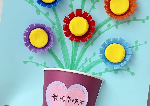 我们办公室的一个大姐让孩子早晨上学的时候从家里抱了一盆漂亮的盆栽送给老师；

另