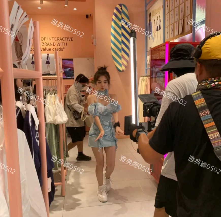 冯提莫本人太幻灭了，不仅个子矮1米5都不到，还整容脸双眼皮和鼻子太假了，一看就是