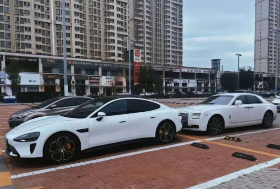 为什么30万的车和1000万的车，停在一起竟然不落下风
