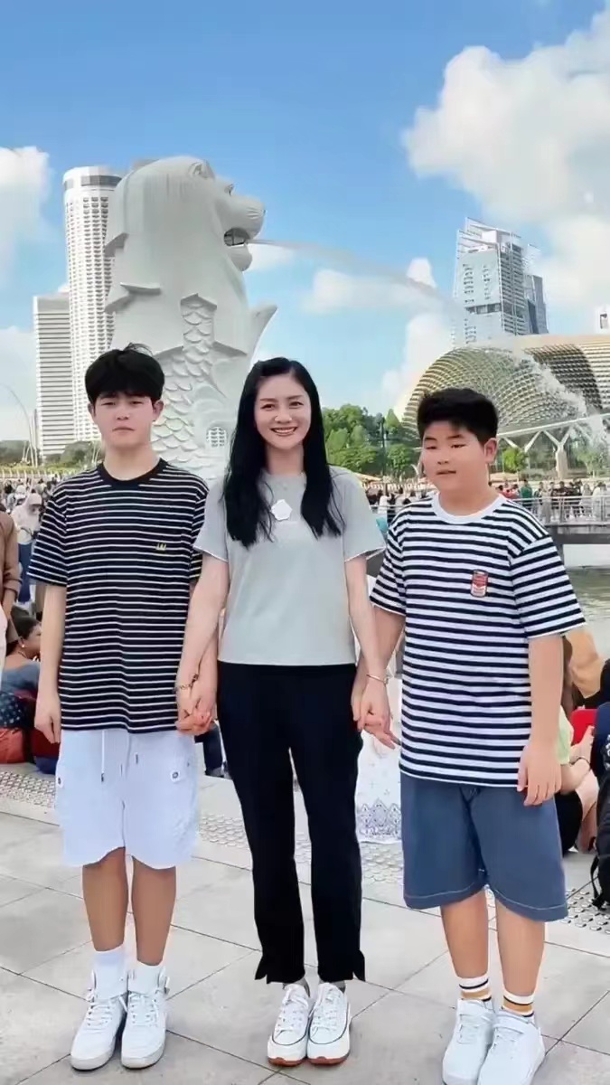 有道是：“爹丑丑一堆”，沙溢的基因是真的强大
这沙溢的两个儿子也太像他了，五官哪