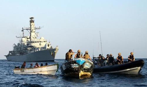 印度护卫舰“塔巴尔”号在亚丁湾护航的时候，前方突然出现一艘可疑小船，护卫舰准备对