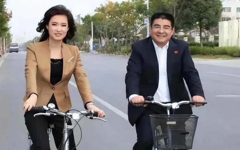 罕见啊！明星骑自行车上班，仿佛回到了九十年代。看这位央视女主持，短发大方，气质端