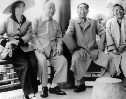 60年代，周恩来总理夫妇和陈毅元帅夫妇在广西视察，这是他们的合影。

他们开怀大