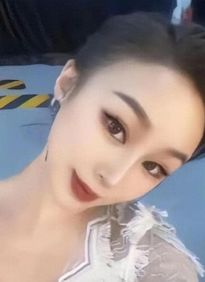 王星，一个年轻演员，接到了个副导演“十六”的电话，说是泰国有戏要拍，一听挺诱人，就去了