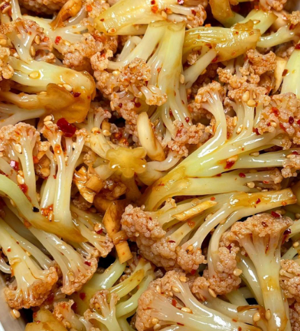 和闺蜜聚餐，点了一盘难吃的拌花菜。我勉强吃完大半，打算去洗手间回来再解决剩下的。
